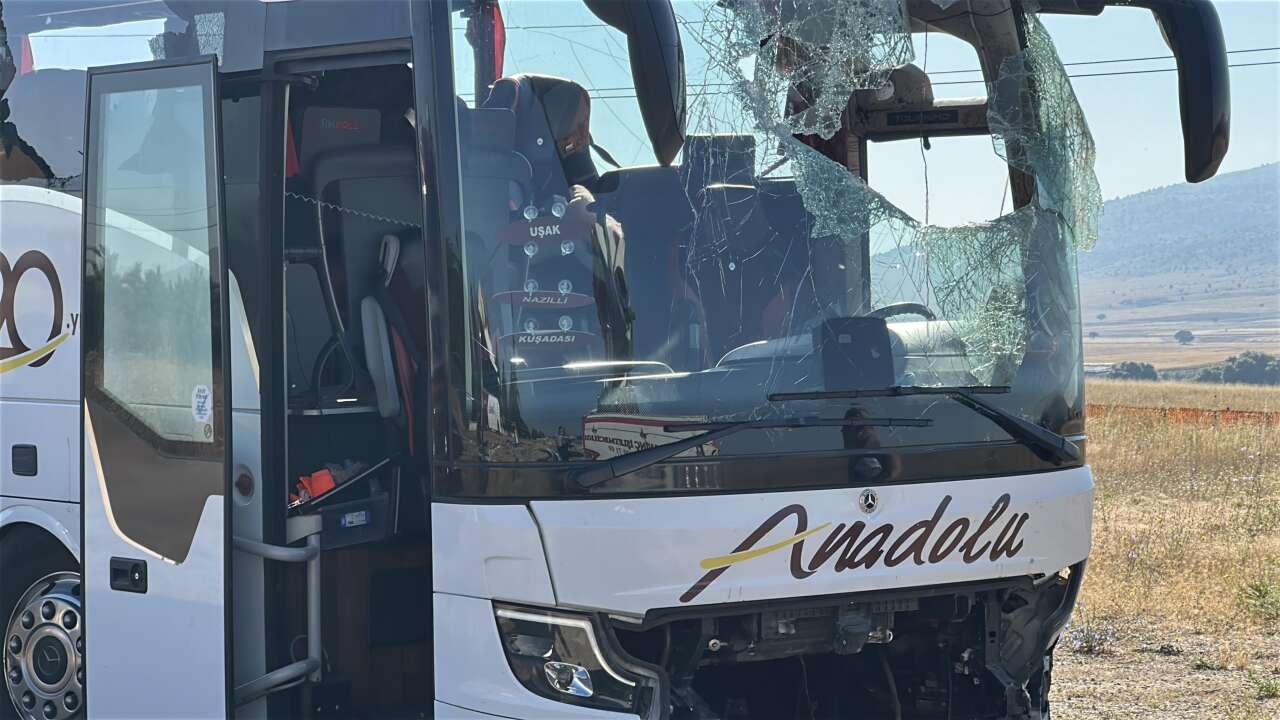 Bariyerlere çarpan yolcu otobüsü devrildi! 31 yaralı var 2